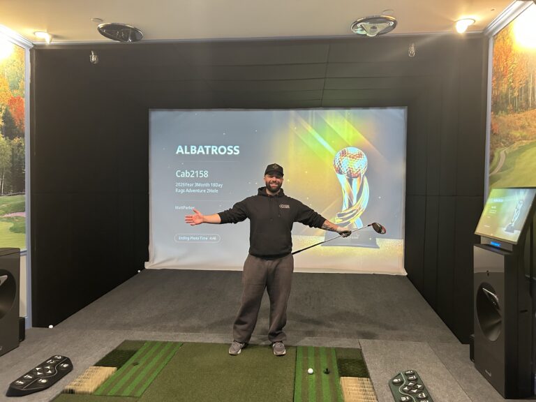 A player celebrating an albatross on the SimZon screen